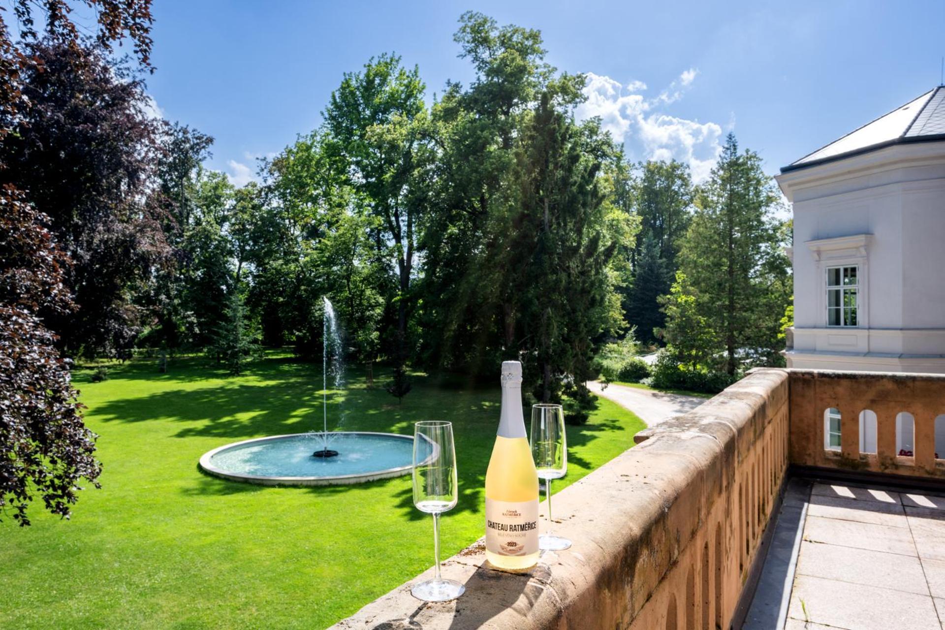 Zamek Ratmerice - Hotel & Resort Exteriör bild